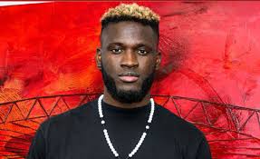 Victor Boniface sostiene un calciatore infortunato