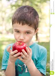 Enfant mangeant la pomme rouge - enfant-mangeant-la-pomme-rouge-31767031