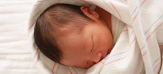 Résultat de recherche d'images pour "赤ちゃんをくるむ"