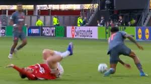 ¡No fue ni de amarilla! Mateo Chávez sufre BRUTAL entrada en eliminación del AZ en ConferenceLeague | VIDEO