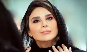 عکسی شکار شده از استایل عجیب سحر دولتشاهی در خیابانهای خارج