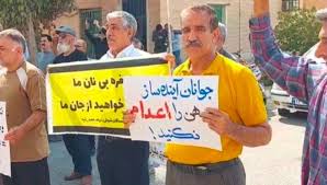 تجمع و راهپیمایی اعتراضی بازنشستگان شوش علیه گرانی، اعدام و جنگ: «ما دیگه جنگ نمی‌خوایم وعده صادق نمی‌خوایم»
