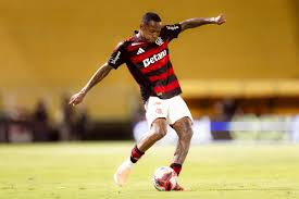 Wallace Yan retorna ao Flamengo, mas Bragantino mantém negociações com atacante
