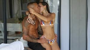 Mel Maia ganha beijão de Luan Medeiros em fotos de férias no Ceará