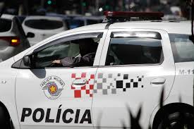 Delegado tenta fugir após bater em viatura da PM; bafômetro aponta embriaguez