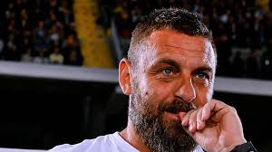 The opposing coach speaks ahead of the match. De Rossi sounds the alarm and warns his players: 