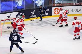 Leijonat veti väkeä jäähalliin, KooKoo Kouvolan torille – Katso kuvat