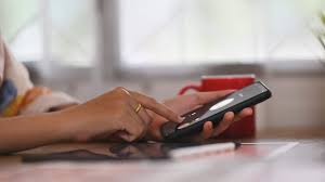 Aplicativo Telefone do Google inicia rollout de cartão de visita personalizado para chamadas em Android