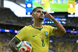 Newcastle prepara contrato de R$ 270 milhões para afastar interesse do Arsenal por Bruno Guimarães