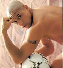 Full name: Roberto Carlos da Silva Date of birth: April 10, 1973 (age 33) Place of birth: Garça, São Paulo, Brazil Height: 168 cm (5 ft 6 in) - 454372