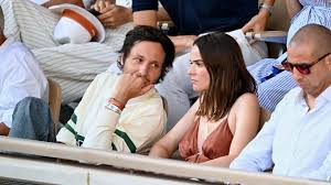 Roland-Garros : Vianney en tribunes, avec sa femme Catherine Robert enceinte de leur deuxième enfant