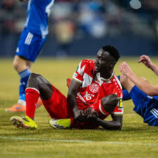 Schlimme Szenen: Mainzer muss mit der Trage vom Feld