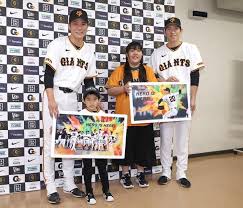 巨人・坂本勇人、巨人ファン選出の〝月間MVP〟を戸郷と受賞 贈呈役の少年の緊張和ませる（サンケイスポーツ）