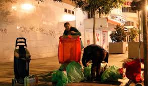 Resultado de imagen de gente buscando comida en la basura