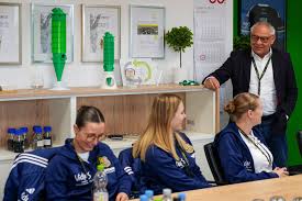 Reifenparcours mit Botschaft: Was Felix Magath und die FCS-Frauen bei Pyrum in Dillingen zusammenbrachte