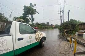 Suspenden clases en siete municipios de la costa de Michoacán por avance del huracán 
