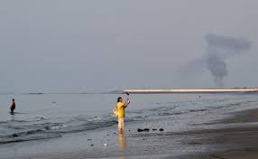 Guardianes de la Revolución de Irán reportan explosión de dos petroleros en el estrecho de Ormuz; EU niega versión