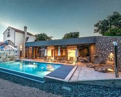 Luxury villa with private pool resmi