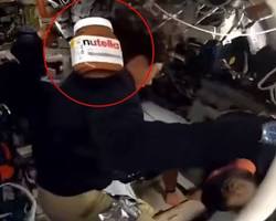 Nutella jar floating inside Orion spacecraft Artemis II mission، من إنشاء الذكاء الاصطناعي