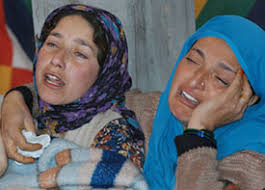 Relatives of Rouf Rasool, a former district commander of Hizb-ul-Mujahedeen, wail during the funeral procession in Chanapore on Sunday. - jk