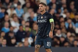 Matteo Politano celebrando un gol con la camiseta del Napoli en la Serie A
