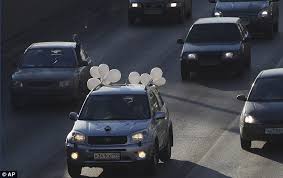 Résultat de recherche d'images pour "White balloons Putin"