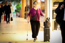 Sandra Annenberg surge de muleta em aeroporto e motivo vem à tona