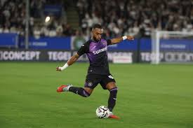 Adedeji-Sternberg en Palacios starten bij thuisploeg, Hasi brengt Sardella aan de aftrap