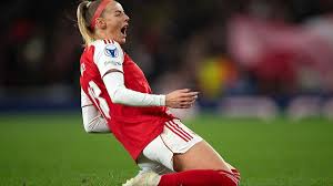 Why is Chloe Kelly not an automatic starter for Arsenal or England?