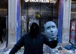 Mobilisation du 17 octobre : lors des comparutions immédiates, le défilé des auteurs présumés des pillages devant des juges sous pression — Le Monde.fr