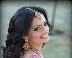 Image of Flowing Waves hairstyle for saree