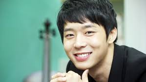 About the photo of Park Yoochun and Kim So Hyun and Twitter&#39;s tweets which become a hot topic online, Park Yoochun explained, “I think Kim So Hyun who was ... - roof-park-yoochun-girl-adoption