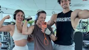 Carla Perez treina com o filho e a nora e brinca com definição muscular