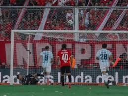 Hilarious scene: striker dinks it, misses pen and is hugged by rivals 😅