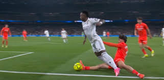 ¡El VAR no entra a corregir un segundo penalti por piscinazo de Vinicius!