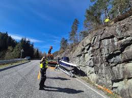 Trafikktrøbbel på Søndeled: Båt og tilhenger falt av bil