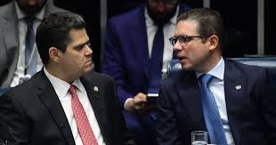 Flávio avisa ao Centrão que não apoiará recondução de Motta e Alcolumbre