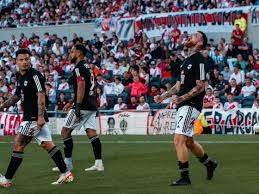 Velez Sarsfield y Deportivo Riestra: Paridad y Lazos e Historia.