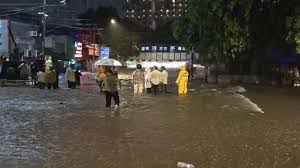 मानसून की पहली दस्तक: मुंबई में भारी बारिश से थमी रफ्तार, सड़कों और रेलवे ट्रैक पर जलभराव