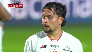 Aos 18 min do 1º tempo - gol de falta de Artur do São Paulo contra o Athletico-PR