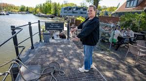 Café raakt na 30 jaar terrastafels kwijt na één klacht van vrouw: ’Dit is vertrutting ten top’