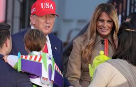 Trump Choque: Fête Gatsby Pendant Crise Alimentaire! Scandale?