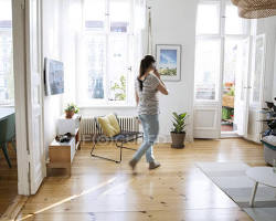 Image of Mujer caminando en casa