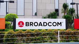 Insider Selling Amidst Strong Analyst Outlook: Should You Follow Broadcom (AVGO) Executives' Lead?
