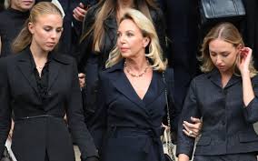 Maria Carolina, Maria Chiara et Camilla de Bourbon-Siciles, Beatrice Borromeo, Pierre Casiraghi parmi les proches présents aux obsèques de Mathilde Favier — Point de Vue