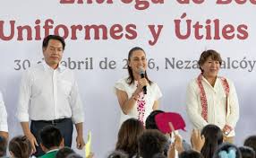 Sheinbaum lee cuento “El Gato Loco”, junto a estudiantes en Neza; encabeza entrega de beca Rita Cetina