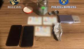 DOUĂ PERSOANE REȚINUTE PENTRU TRAFIC DE DROGURI DE RISC, ÎN FORMĂ CONTINUATĂ