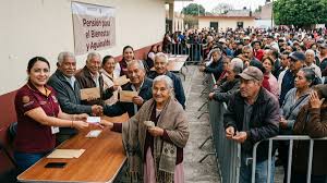 Adultos mayores con Pensión Bienestar: quiénes SÍ pueden recibir aguinaldo