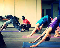 Imagen de una clase de fitness grupal de yoga en Kampala