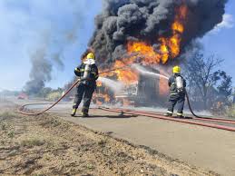 Incêndio destrói caminhão carregado com 31 toneladas de borracha na BR-365, em MG
